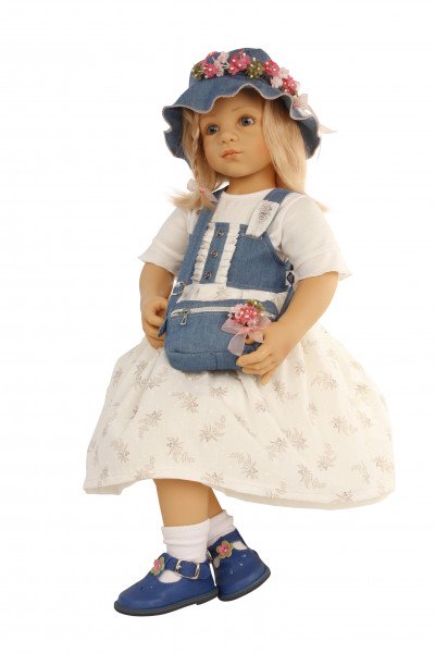 Schildkröt Manufaktur Puppe Alina sitzend von Sieglinde Frieske, blonde Haare, blaue Augen Kleidung blau/weiss