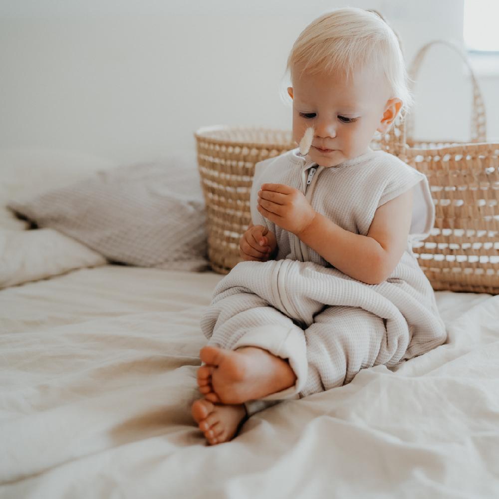 babymarkt emma & noah Schlafsack mit Umschlag-Füßen Essential Beige Sonderangebot