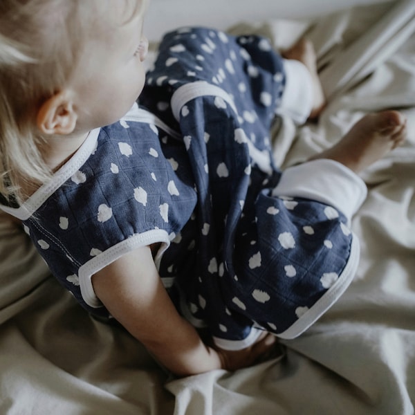 babywalz emma & noahSommer-Sleepoverall Musselin 0.5 TOG Punkte blau Auslauf