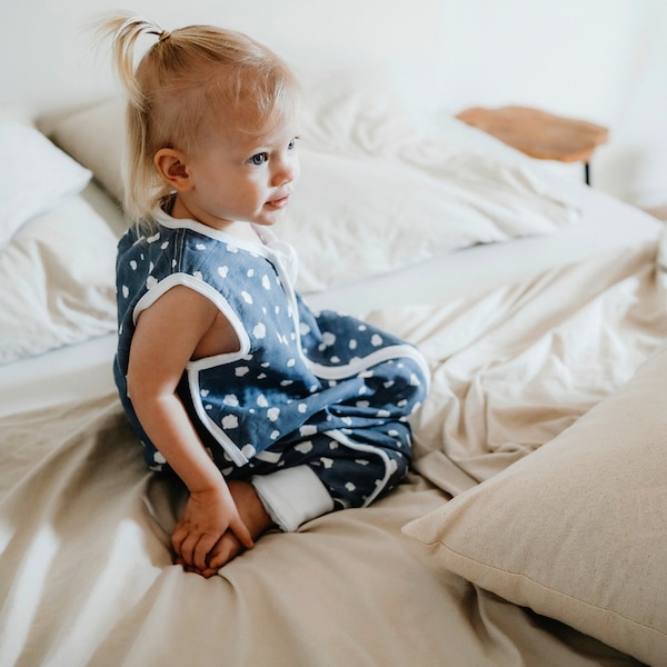 babywalz emma & noahSommer-Sleepoverall Musselin 0.5 TOG Punkte blau Auslauf