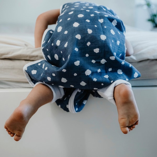 babywalz emma & noahSommer-Sleepoverall Musselin 0.5 TOG Punkte blau Auslauf