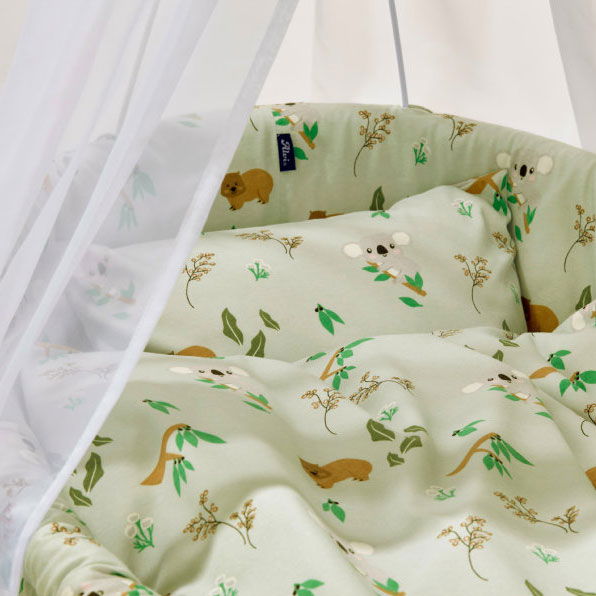 babyonlineshop Alvi Birthe Stubenwagen weiß Komplettset BIO Matratze Himmelstange und Garnitur Koalas World Vatertagsangebot