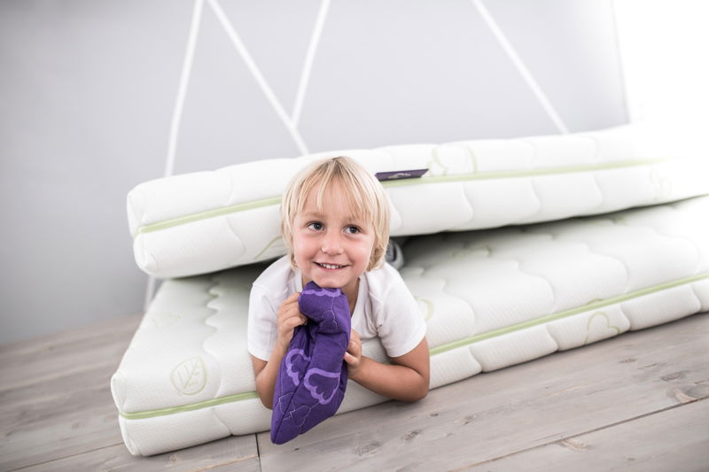 babyonlineshop Träumeland Universum Matratze 90 x 190 cm Kauf eins, bekomm eins gratis